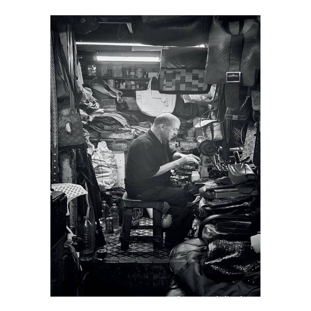 Tableau artistique les mains de l'ombre sans cadre 29,7X42,7