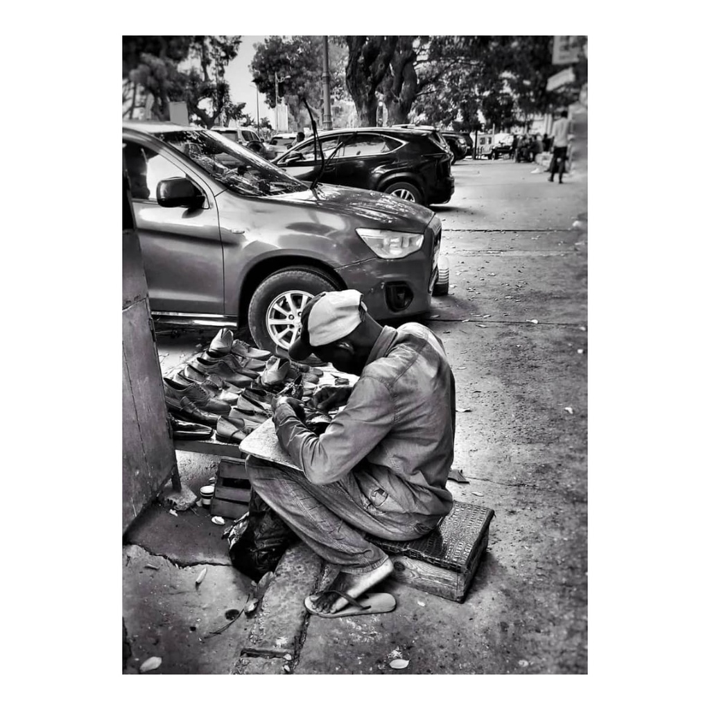 Tableau noir et blanc le cordonnier sans cadre 42x30